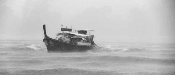 Bote en tormenta