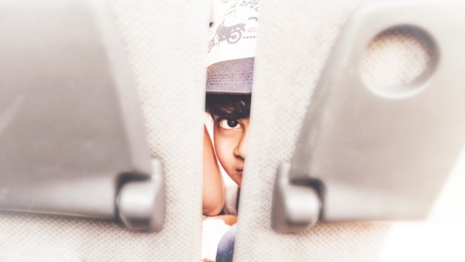 Niño escondiéndose