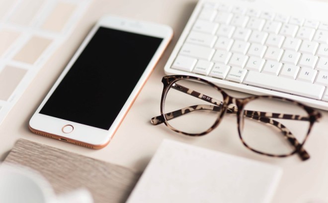 Celular, laptop y lentes