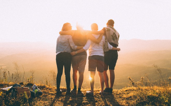 Amigos mirando el atardecer
