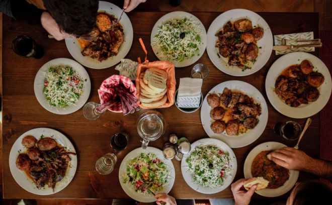 Equipo de personas teniendo un almuerzo