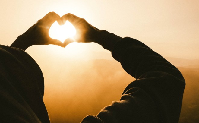 Mano formando corazón