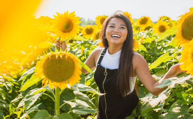Mujer rodeada de girasoles
