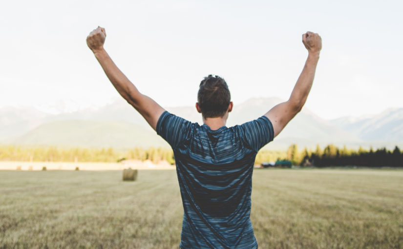 Hombre alzando brazos