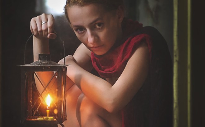 Mujer sosteniendo lámpara