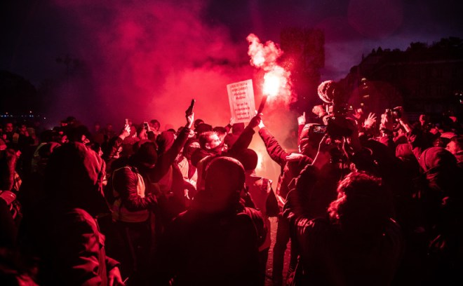 Sosteniendo llamarada