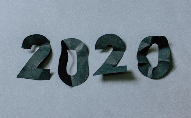 2020 en papel arrugado