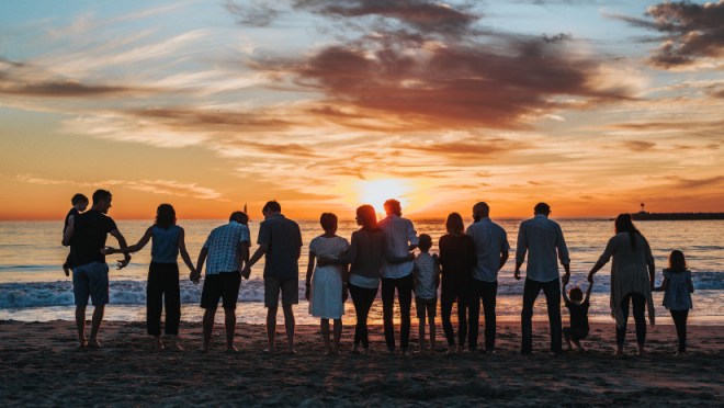 Personas a orillas de la playa