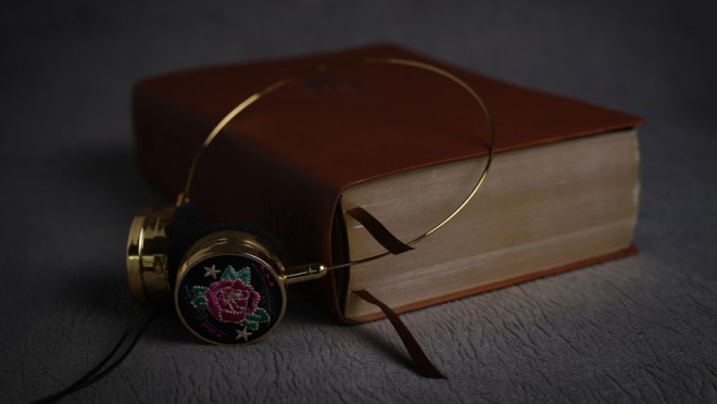 Auriculares y libro
