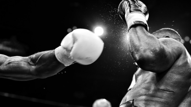 Hombres boxeando