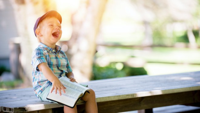 Niño con Biblia en mano