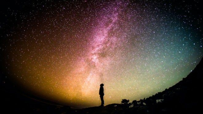 Silueta de persona frente a la galaxia.