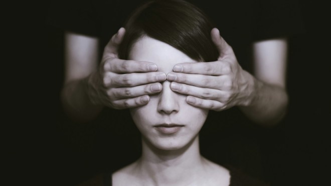 Cubriendo los ojos de una mujer