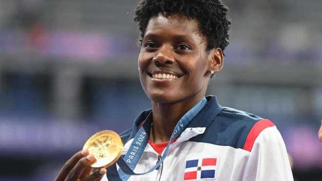 Marileidy Paulino sostiene su medalla de oro en los Juegos Olímpicos de París 2024.