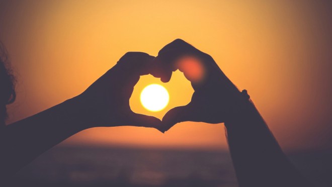 Manos formando corazón