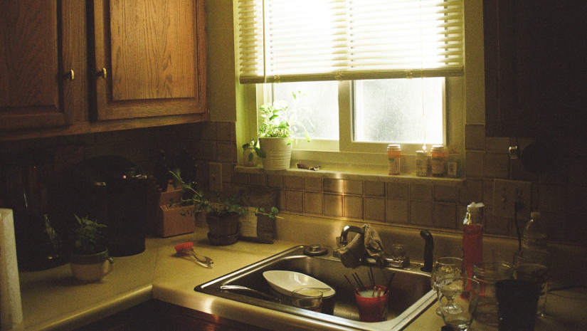 Sobras de comida, platos sucios, bolsas de basura y&nbsp;Dios.